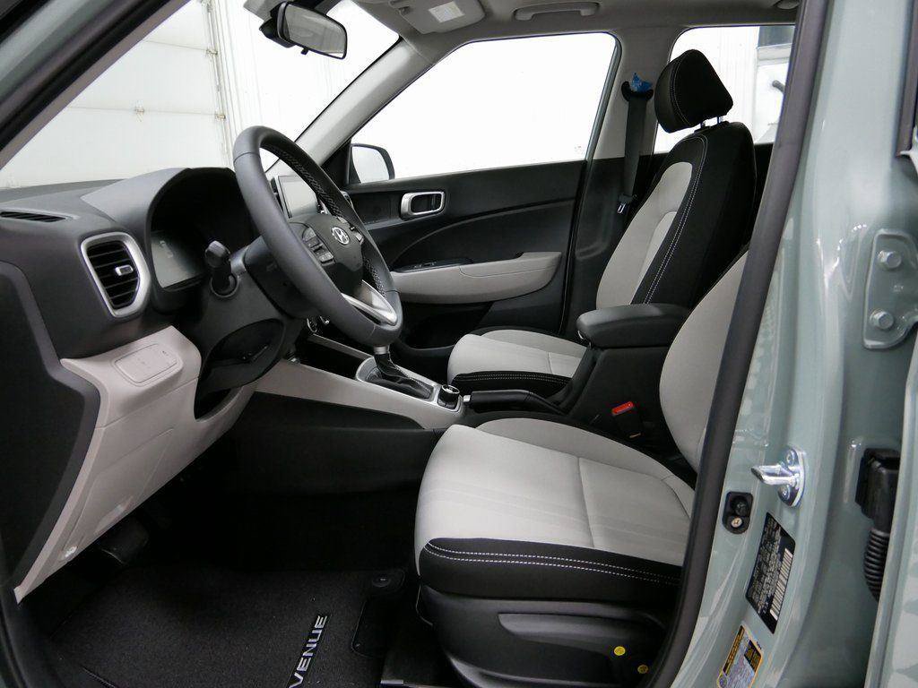 Used 2025 Hyundai Venue SEL FWD image 6