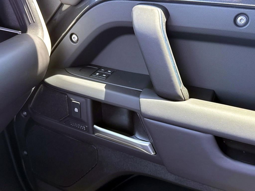 New 2025 Land Rover Defender 130 X-Dynamic SE image 20