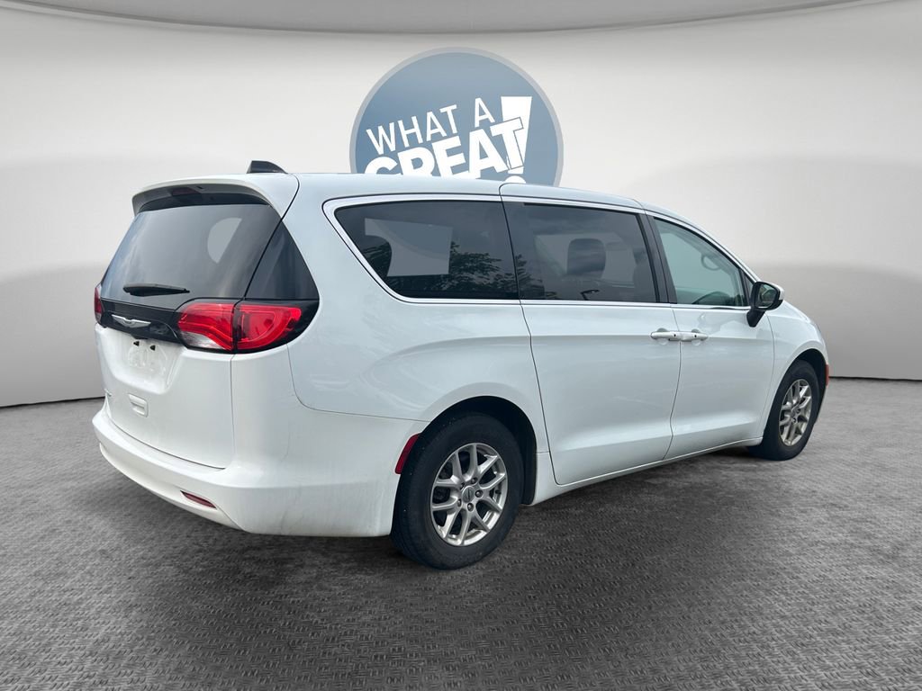 Certified 2022 Chrysler Voyager LX FWD image 3