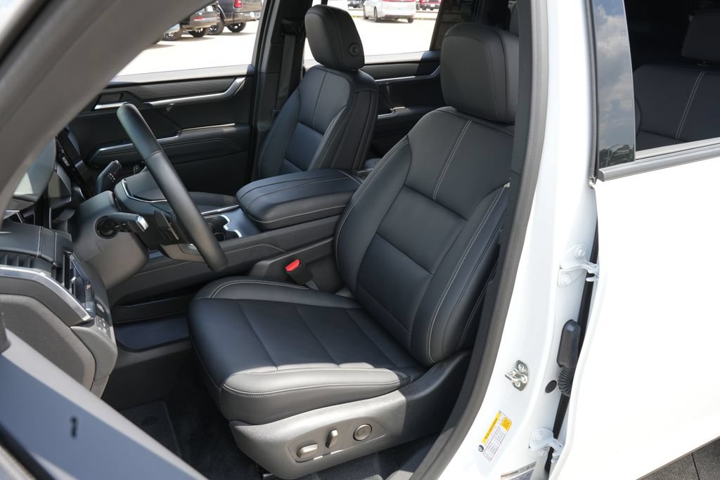 Used 2026 GMC Acadia Elevation w/ Elevation Premium Package FWD image 16
