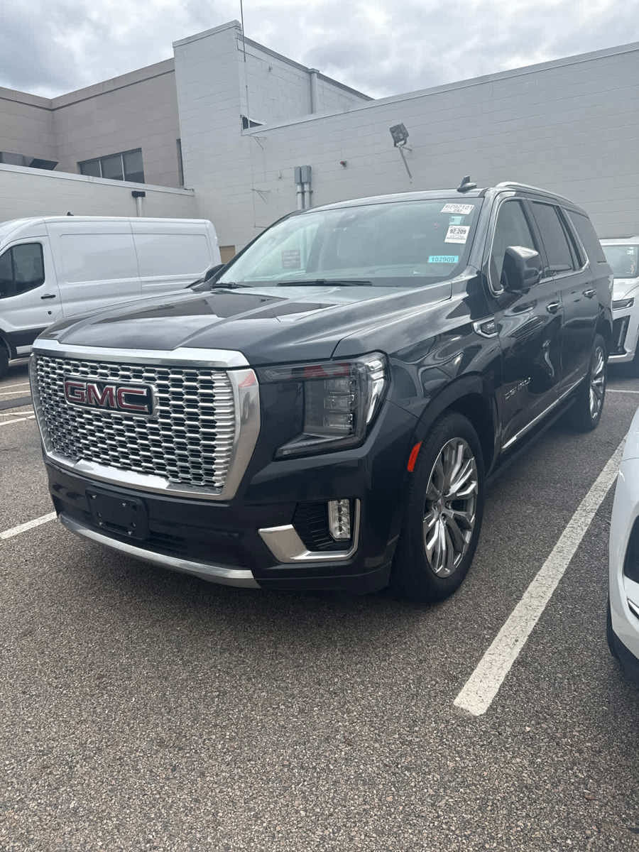 Used 2022 GMC Yukon Denali w/ Denali Premium Package image 3