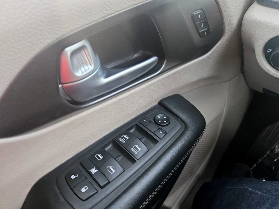 Used 2024 Chrysler Pacifica Touring-L image 22