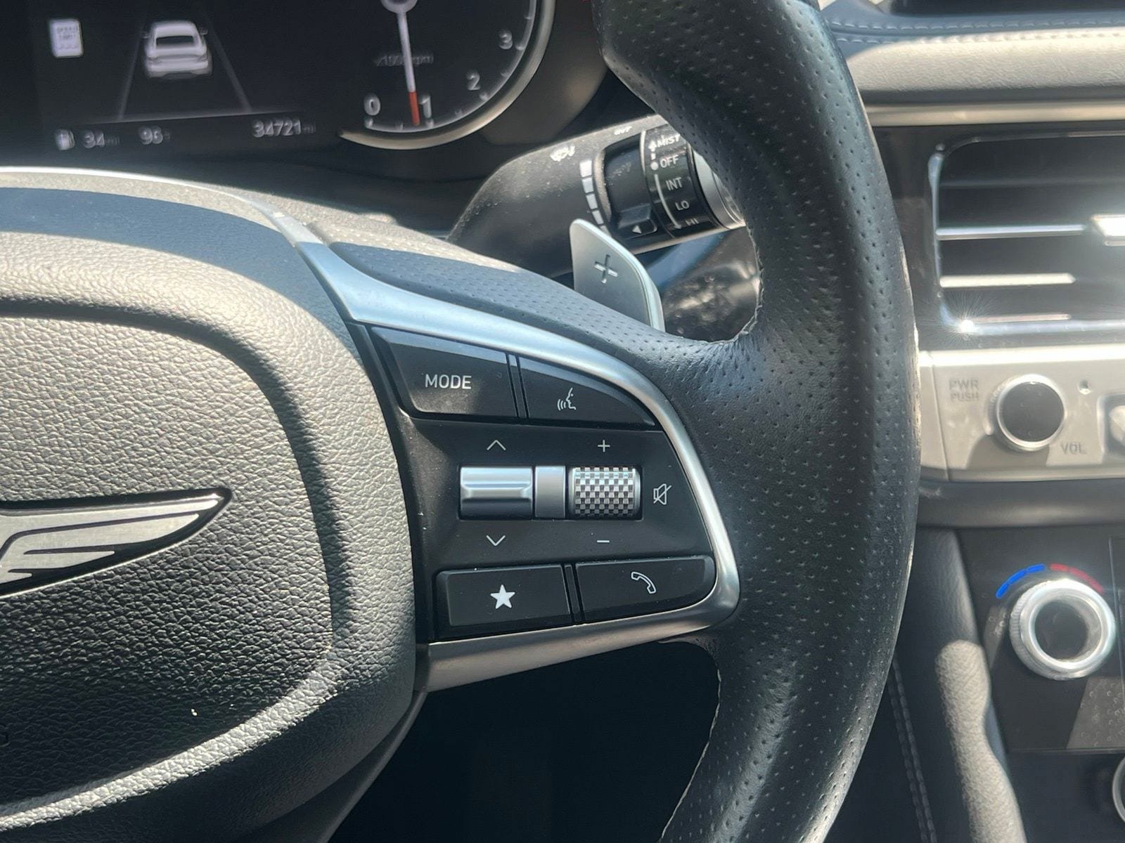 Used 2025 Genesis G70 2.5T RWD image 27