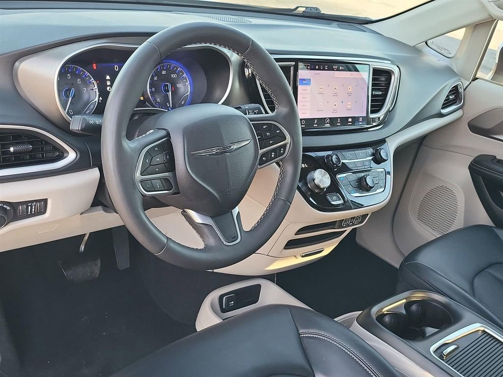 Used 2023 Chrysler Pacifica Touring-L FWD image 2