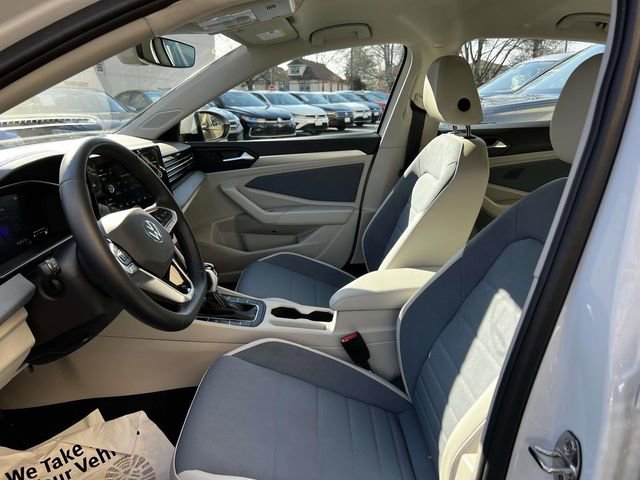 Used 2025 Volkswagen Jetta SE image 18