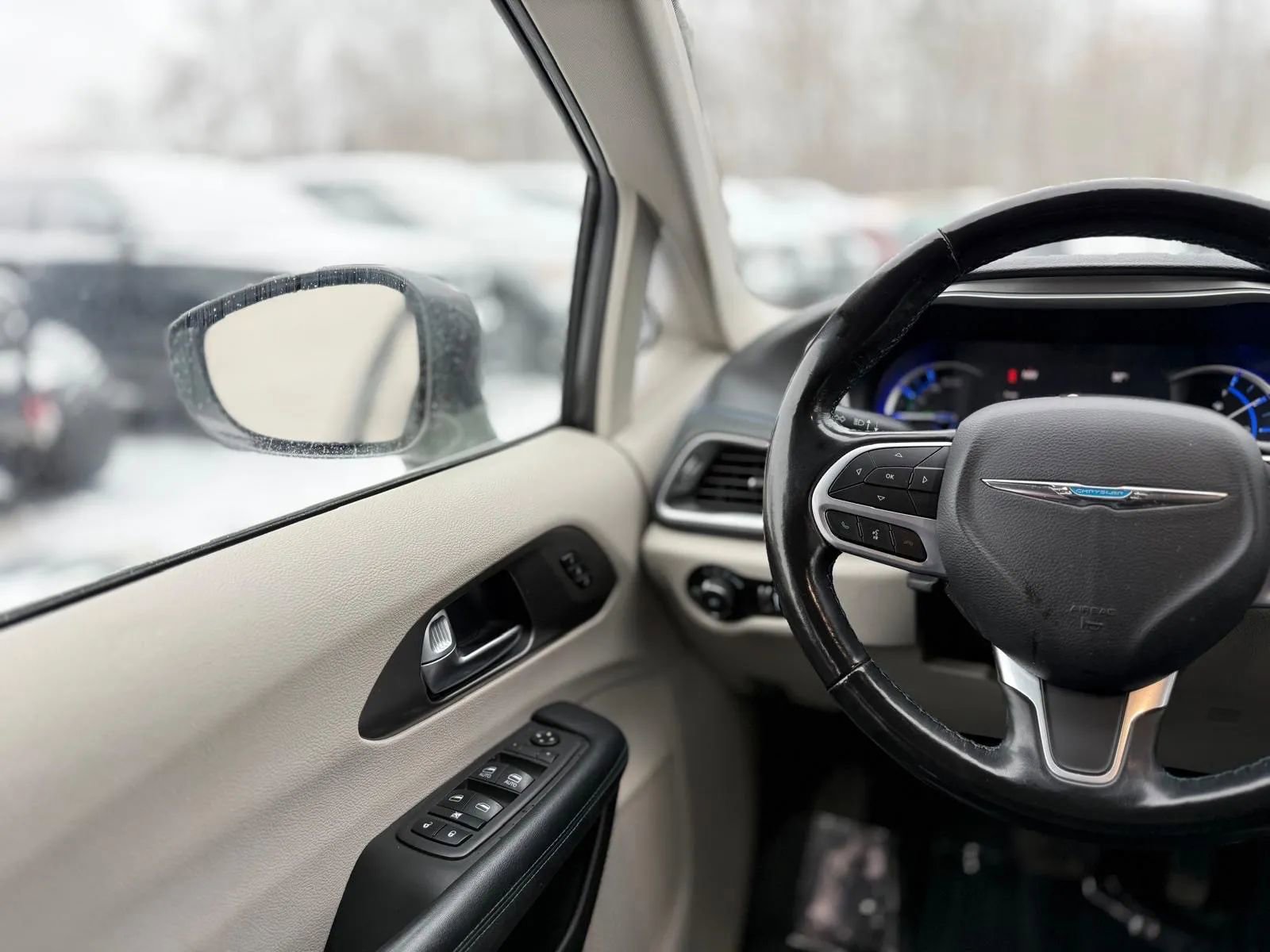 Used 2021 Chrysler Pacifica Touring-L image 33