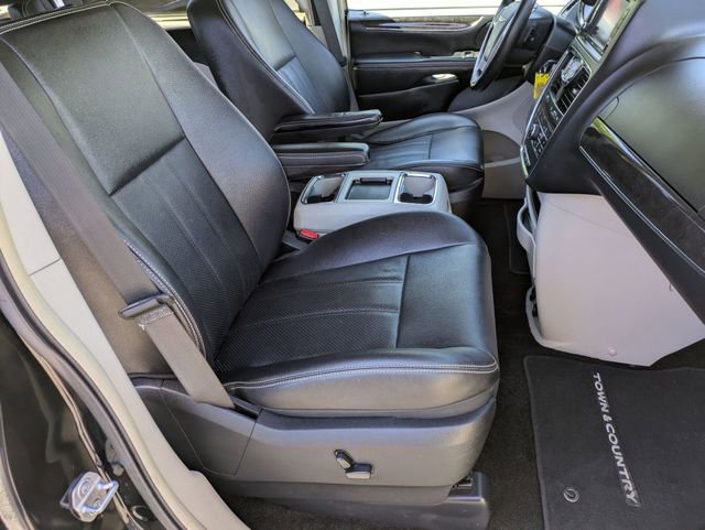 Used 2016 Chrysler Town & Country Touring-L w/ Driver Convenience Group FWD image 29
