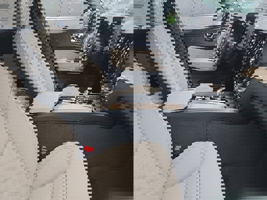 New 2026 Volvo XC60 B5 Plus w/ Protection Package Premier image 8