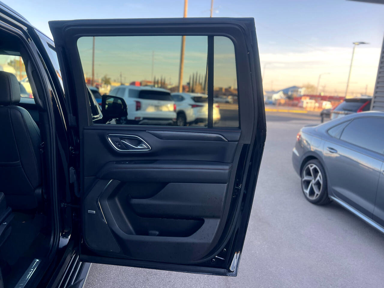 Used 2023 Chevrolet Suburban RST w/ Luxury Package image 14