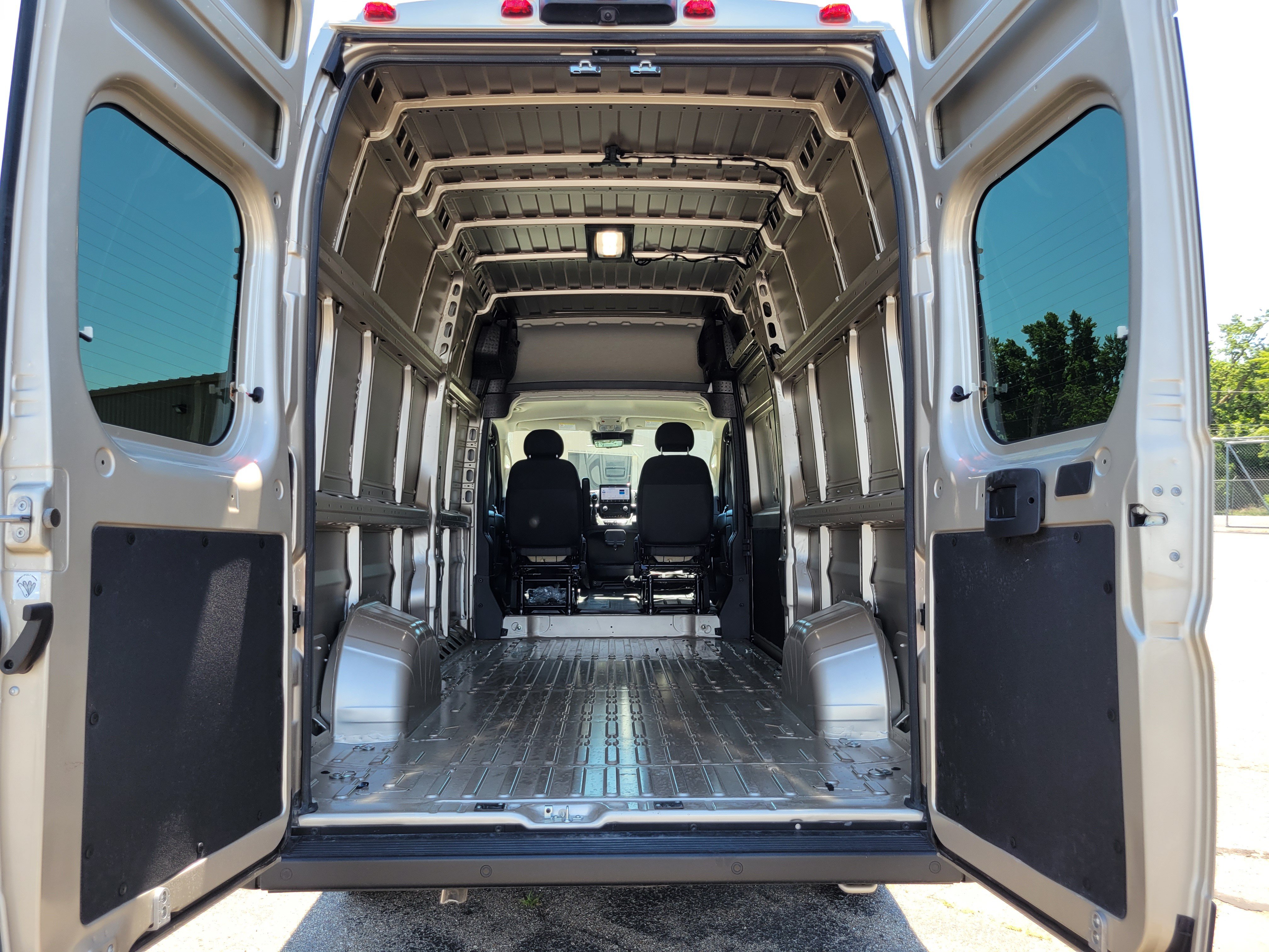 Used 2026 RAM ProMaster 3500 w/ Quick Order Package 22G SLT FWD image 18