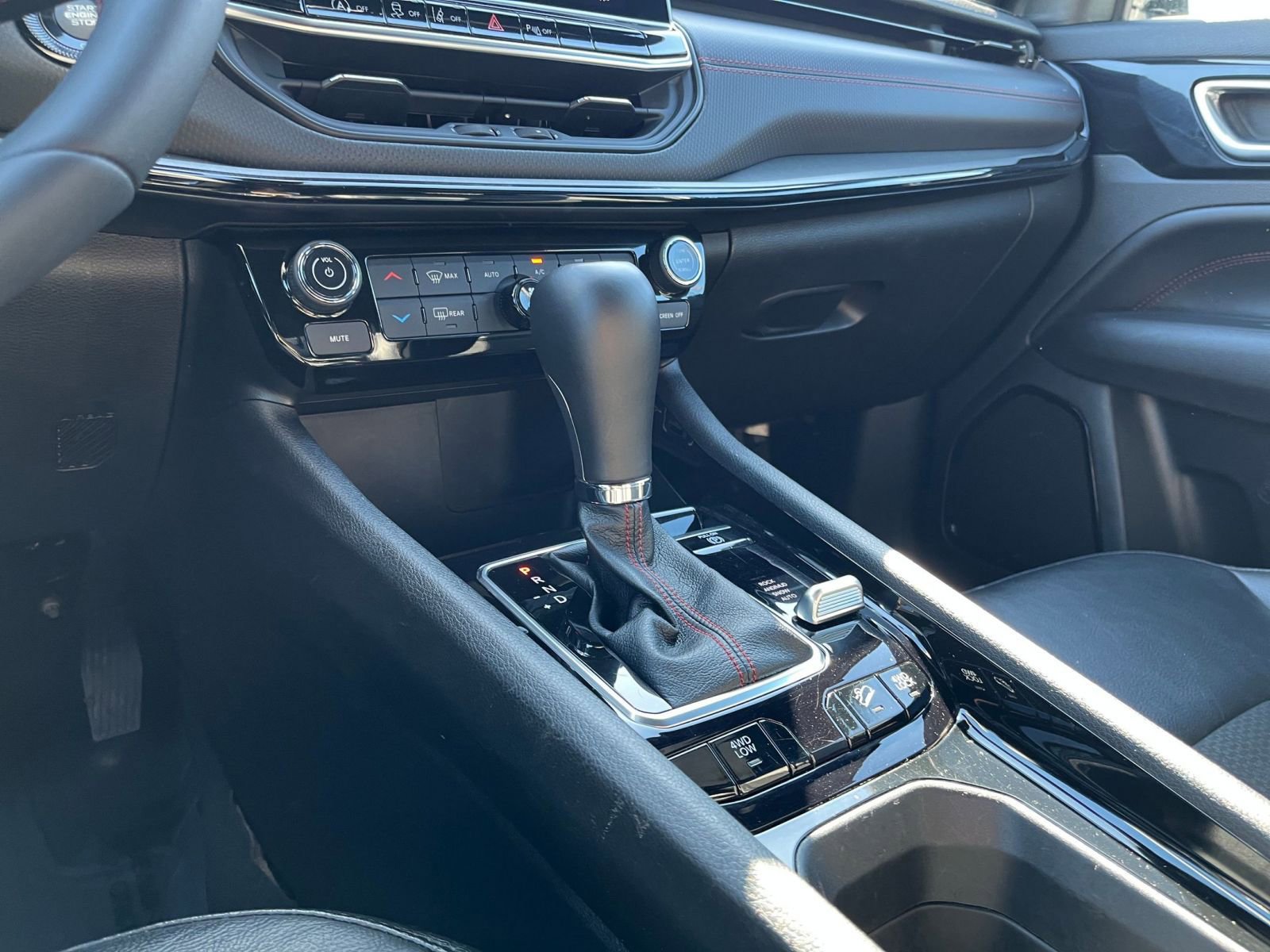 Used 2025 Jeep Compass Trailhawk image 41