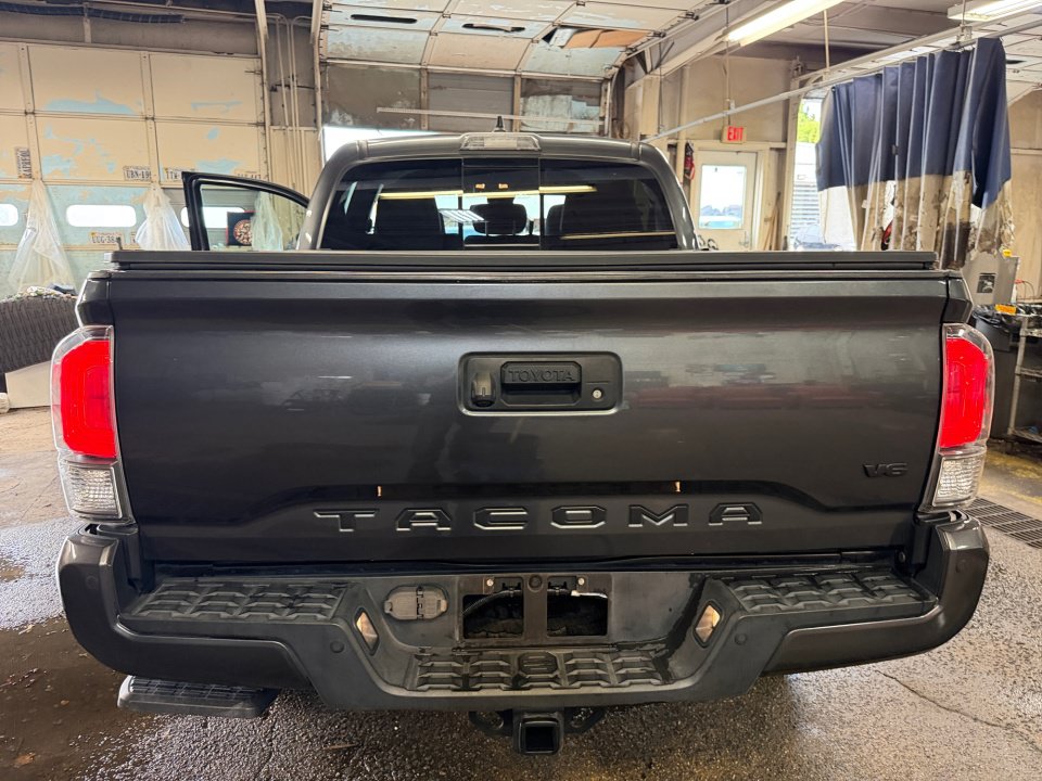 Used 2023 Toyota Tacoma TRD Off-Road w/ Technology Package AWD/4WD image 18