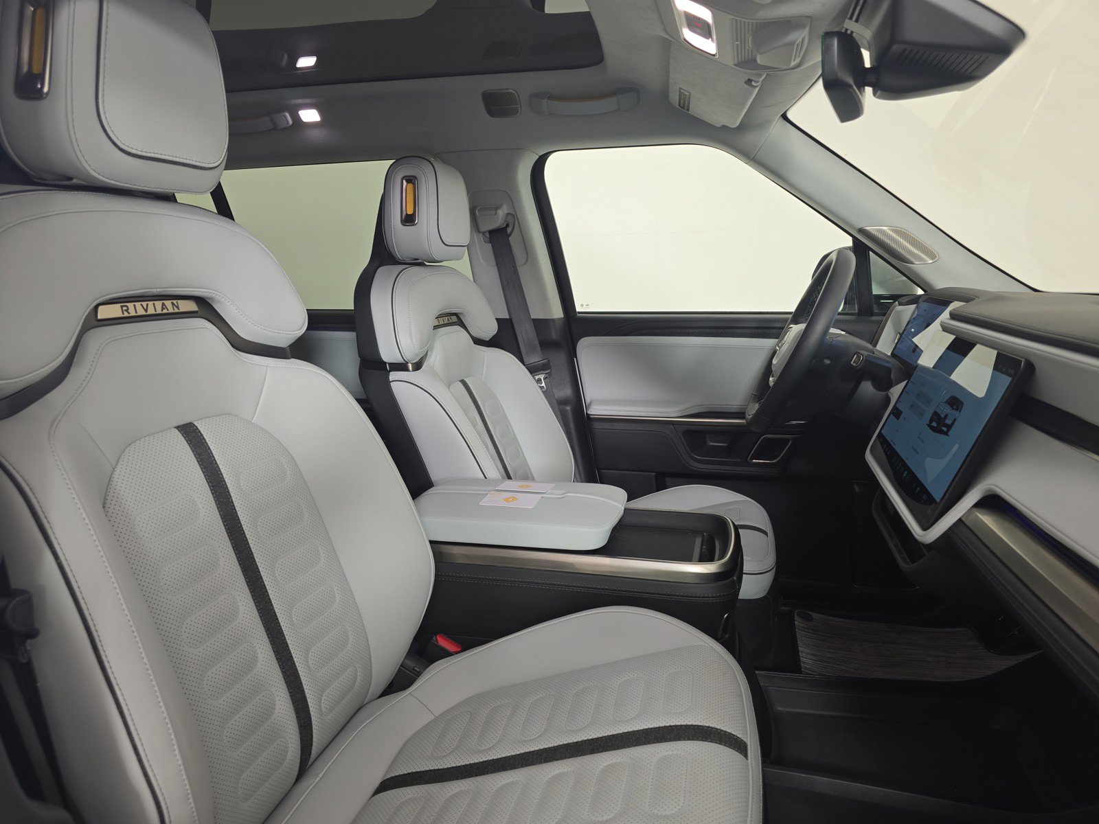 Used 2023 Rivian R1S Adventure image 20
