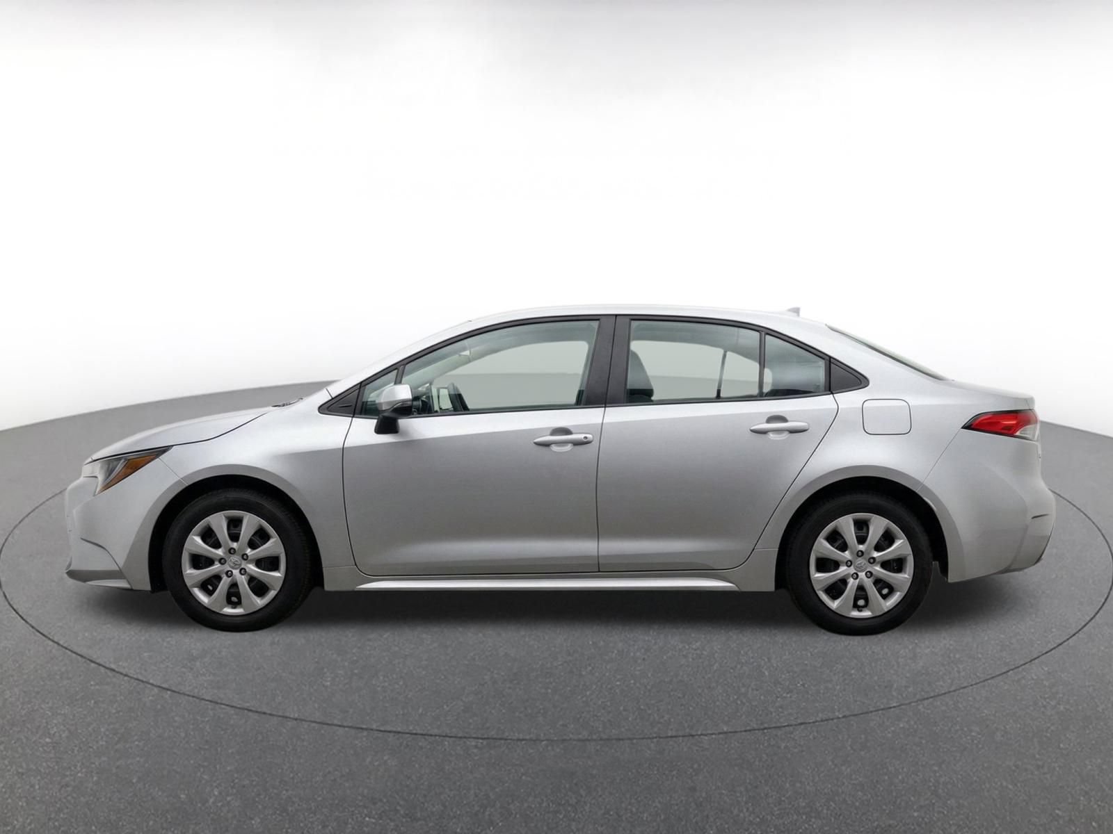 Used 2025 Toyota Corolla LE FWD image 4