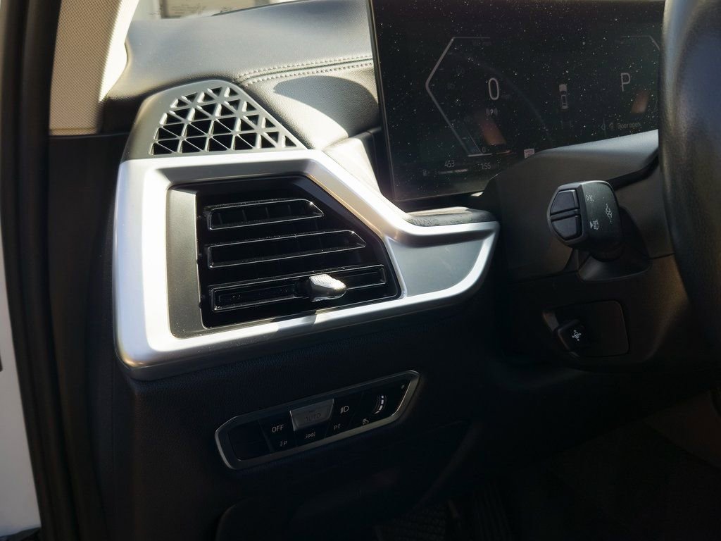 Used 2023 BMW X7 xDrive40i w/ Climate Comfort Package image 13