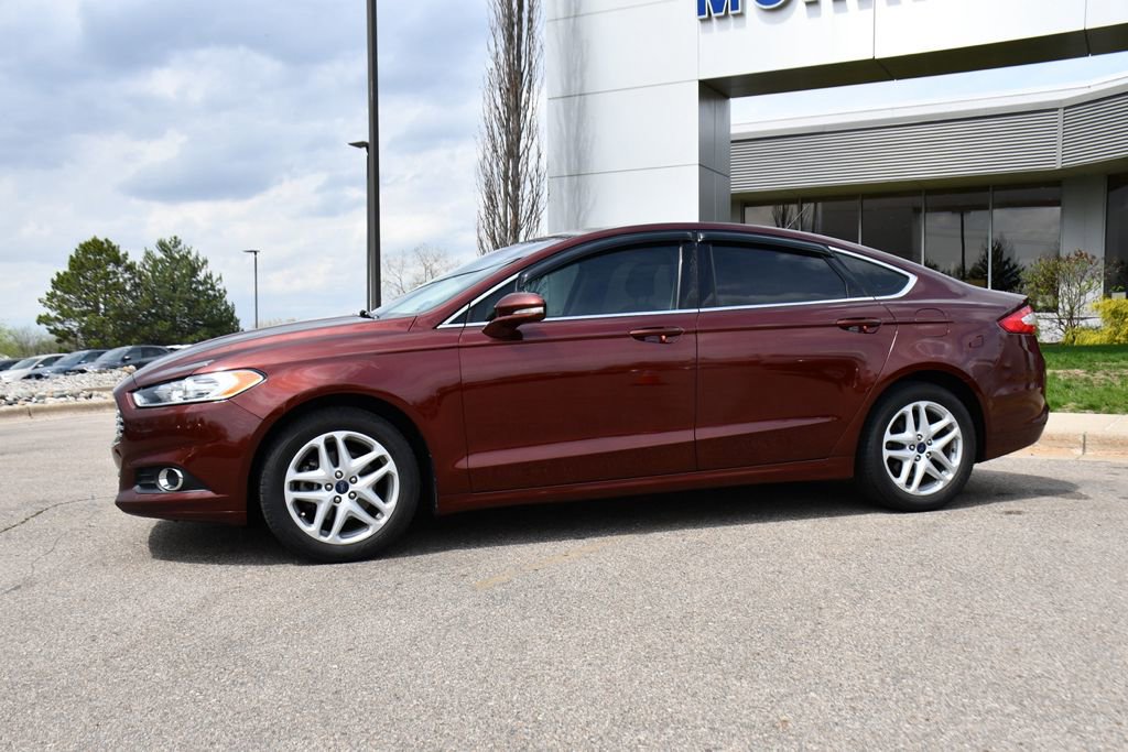 Used 2016 Ford Fusion SE w/ Equipment Group 202A FWD image 2
