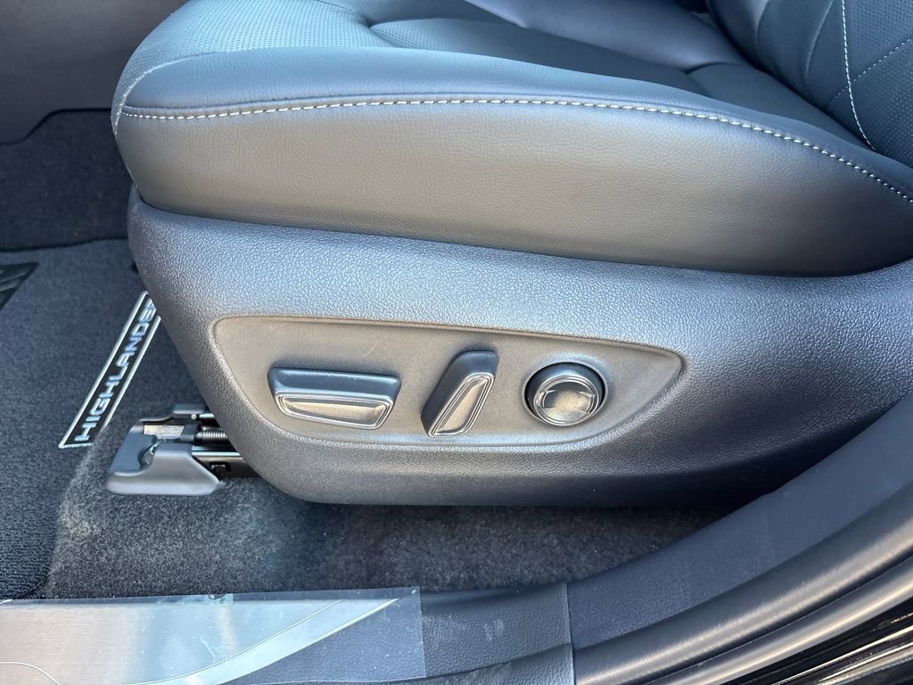 New 2026 Toyota Highlander Platinum image 9