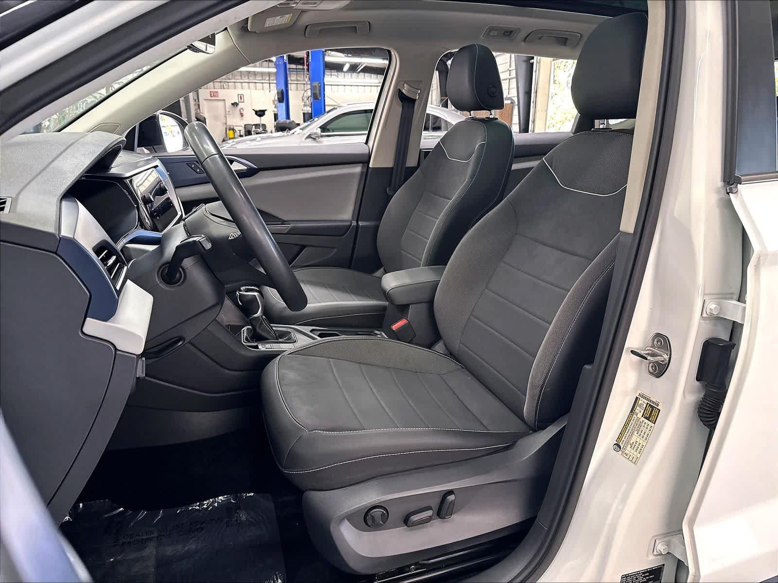 Used 2023 Volkswagen Taos SE w/ Panoramic Sunroof Package FWD image 24
