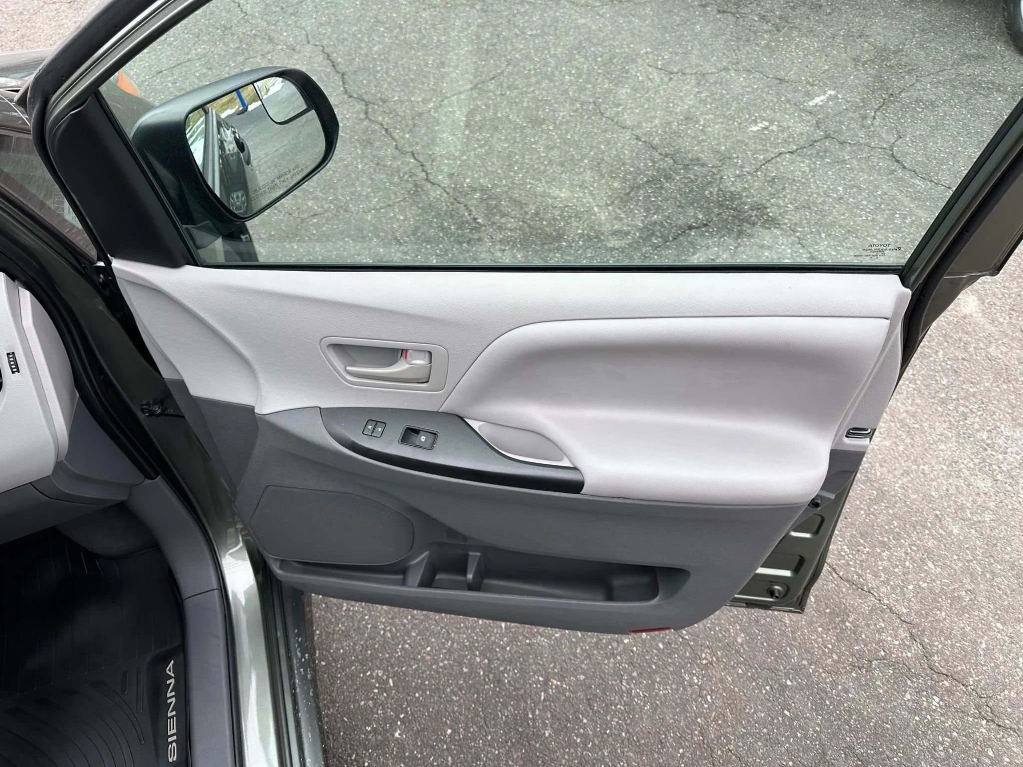 Used 2020 Toyota Sienna L image 32