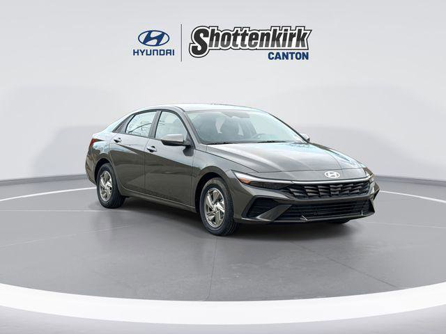 New 2026 Hyundai Elantra SE image 2