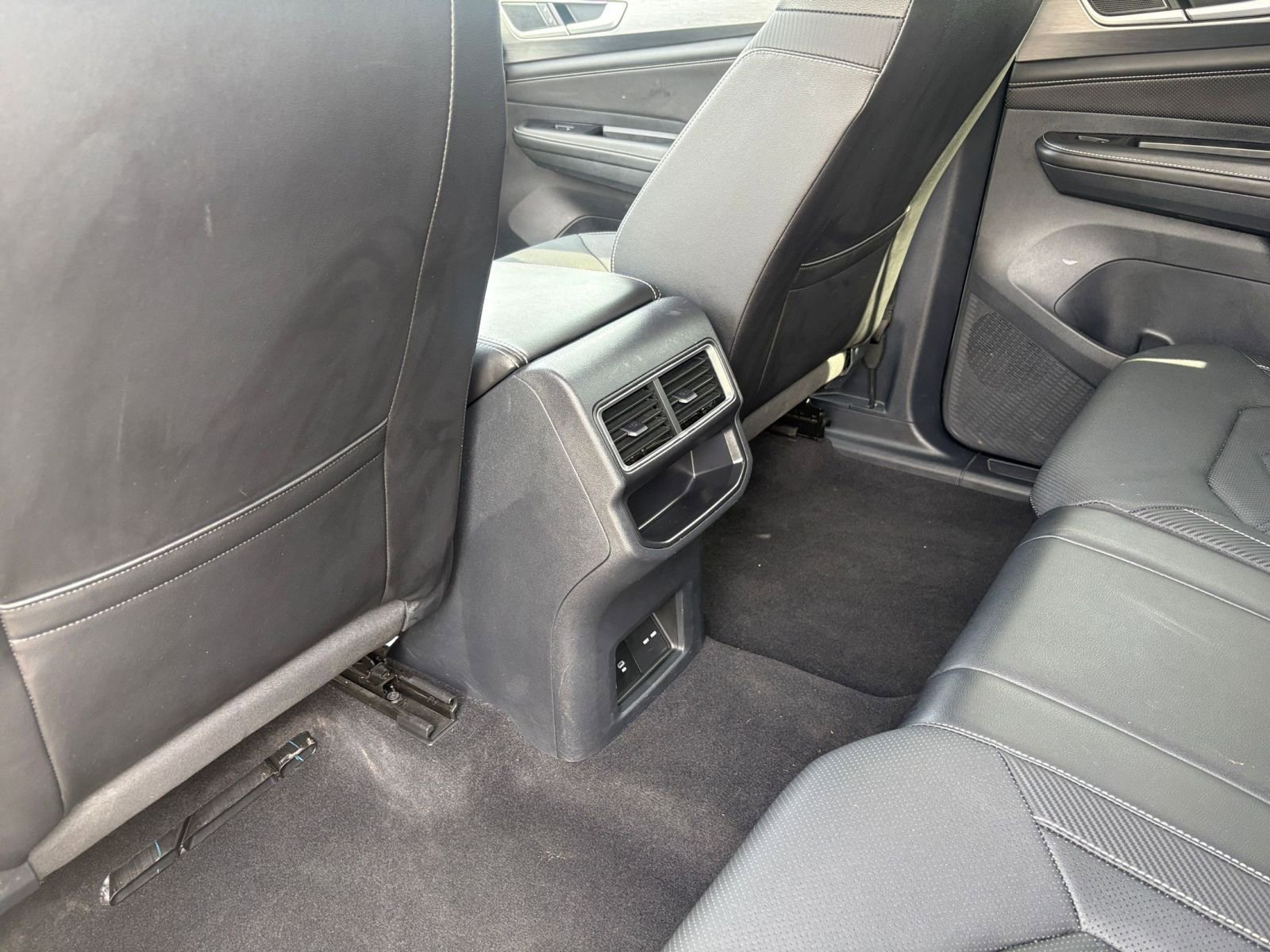 Used 2025 Volkswagen Atlas Cross Sport SE image 25