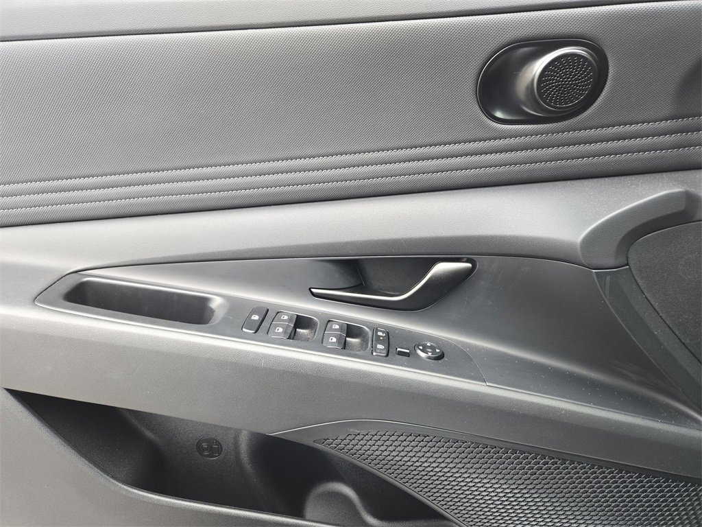 Used 2025 Hyundai Elantra Sport image 17