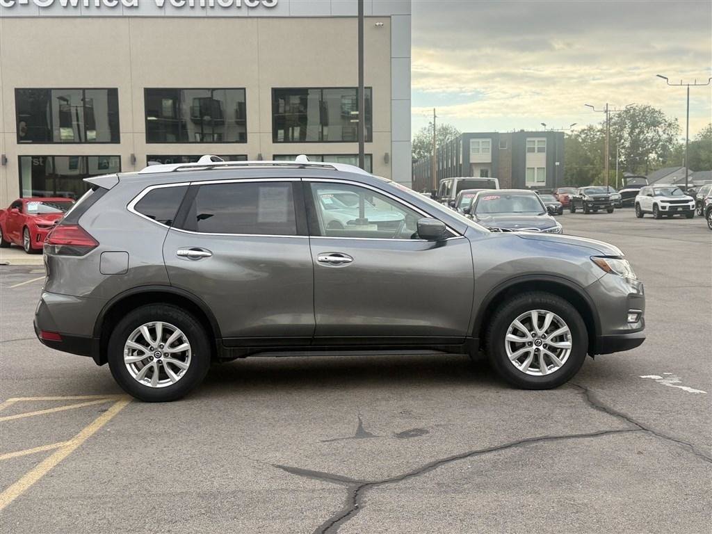 Used 2017 Nissan Rogue SV AWD/4WD image 8