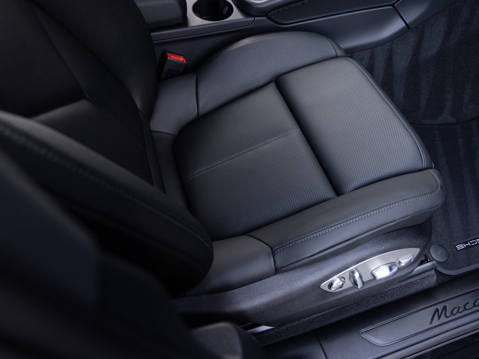 New 2026 Porsche Macan AWD/4WD image 35