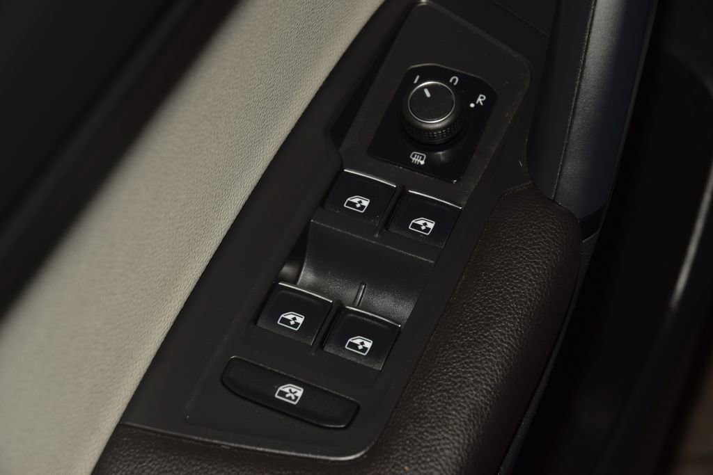 Used 2019 Volkswagen Tiguan SE w/ Panoramic Sunroof Package AWD/4WD image 46