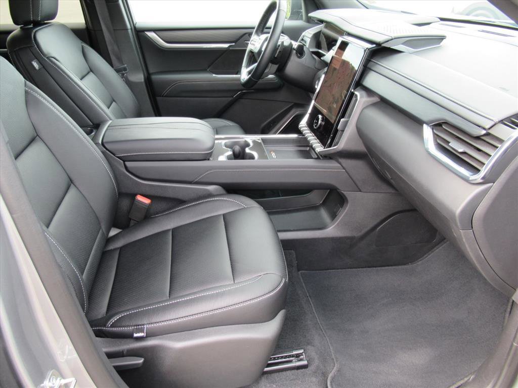 Used 2025 GMC Acadia Elevation image 10