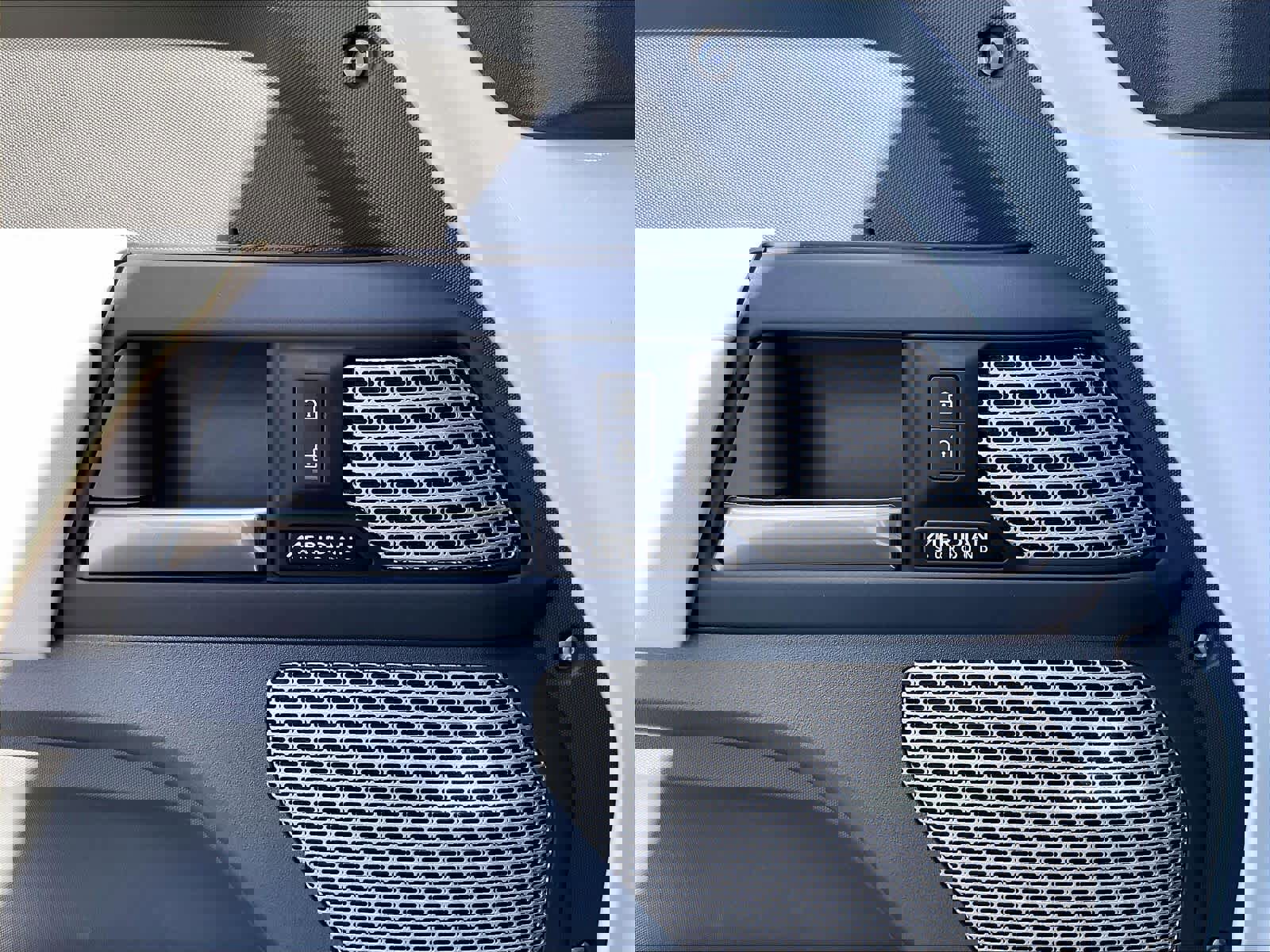 Used 2023 Land Rover Defender 130 X-Dynamic SE image 36