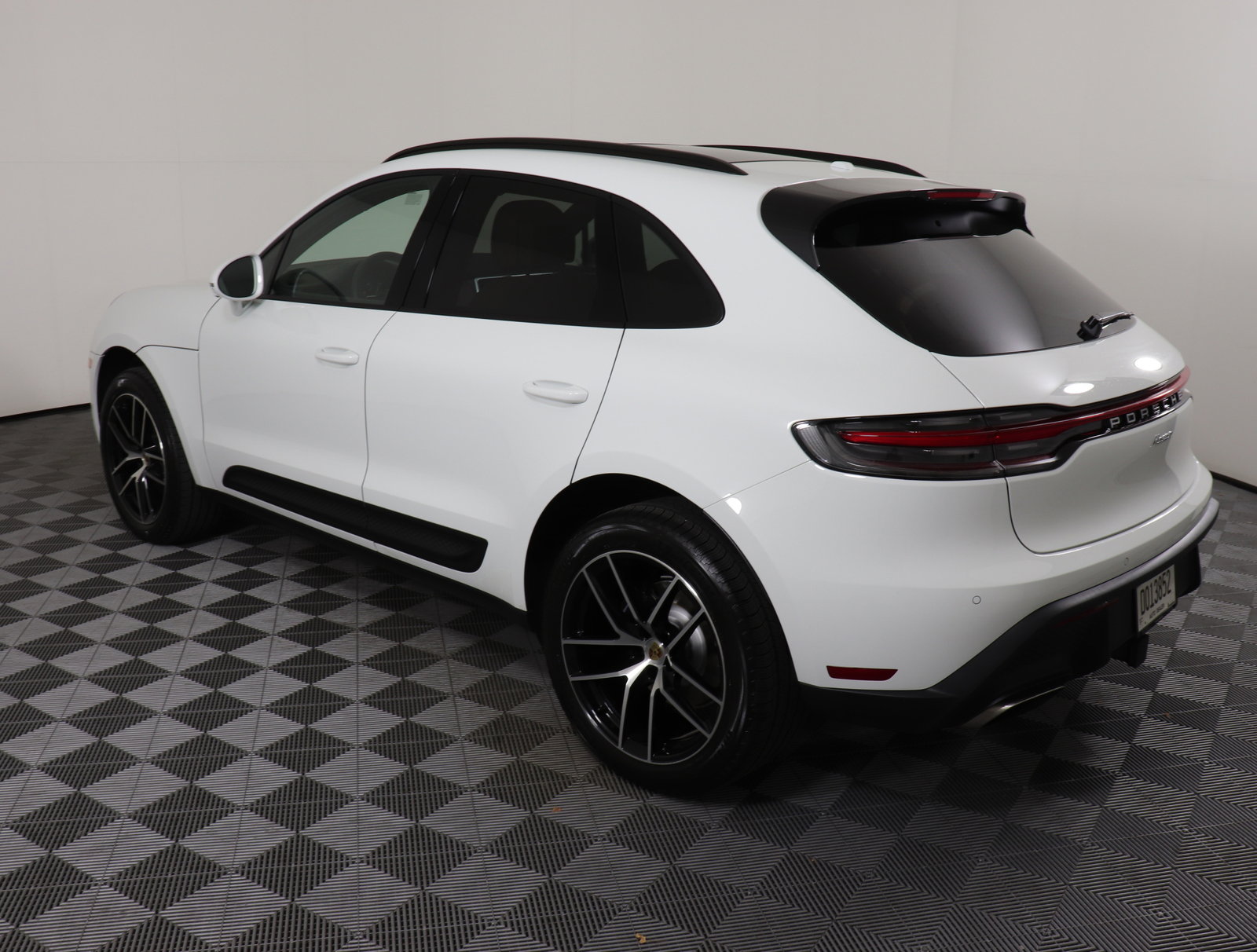 Used 2025 Porsche Macan image 3