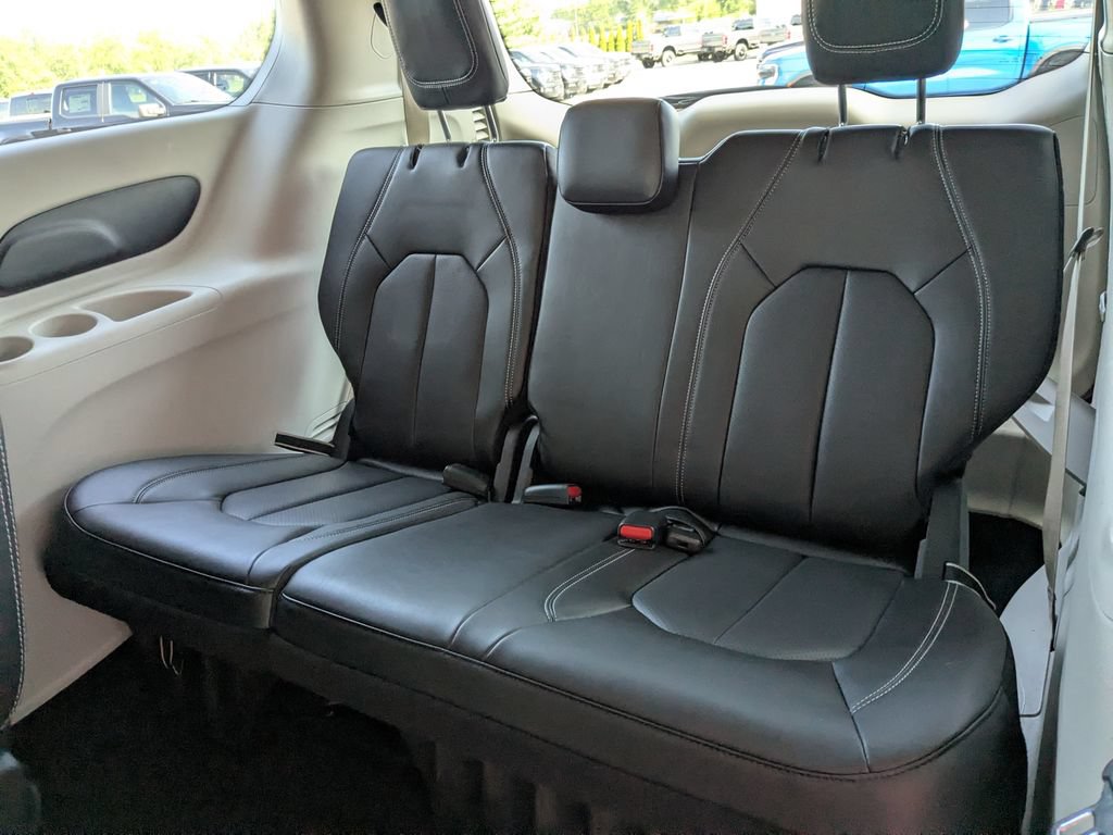 Used 2023 Chrysler Pacifica Touring-L AWD/4WD image 26