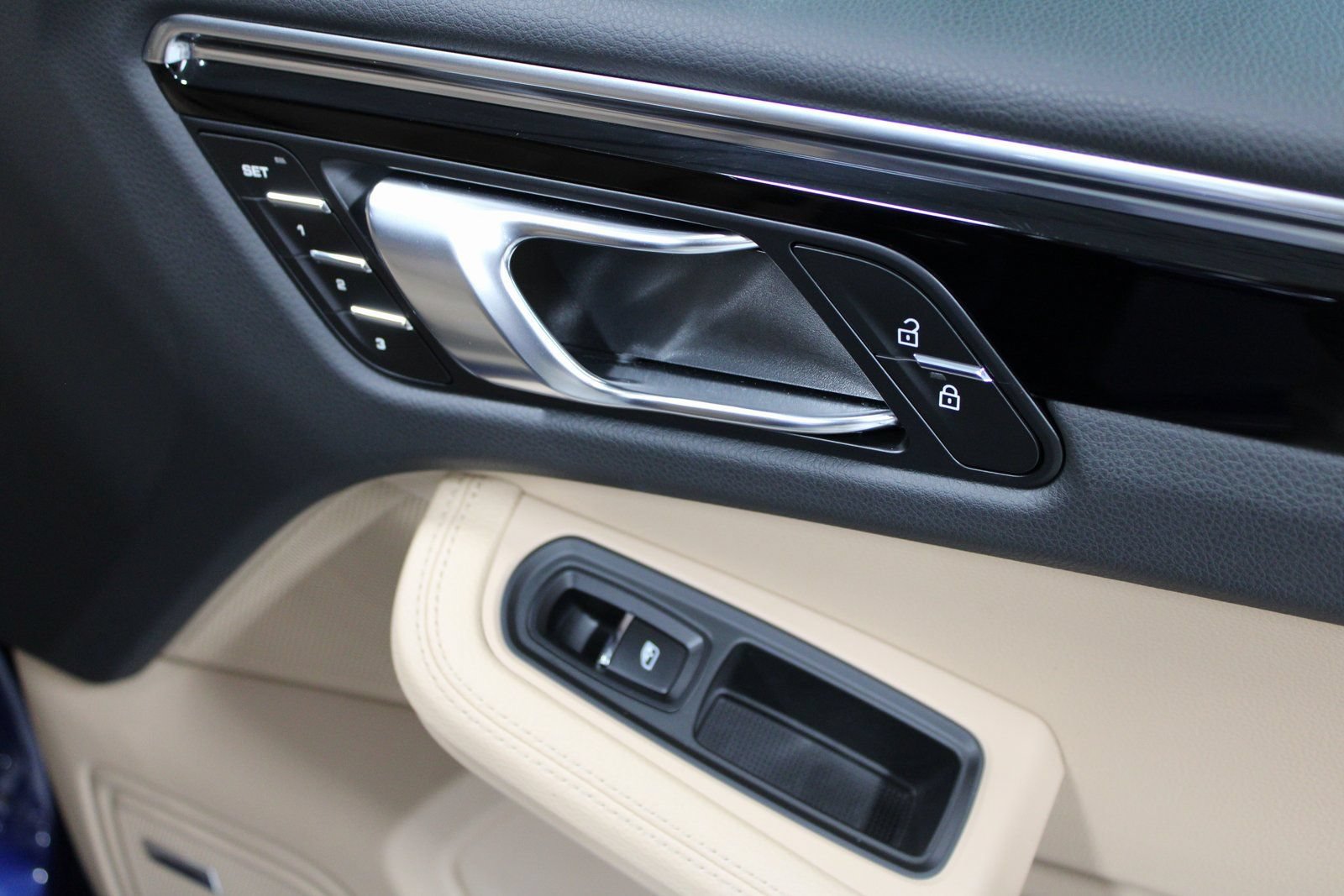 Certified 2025 Porsche Macan AWD/4WD image 28