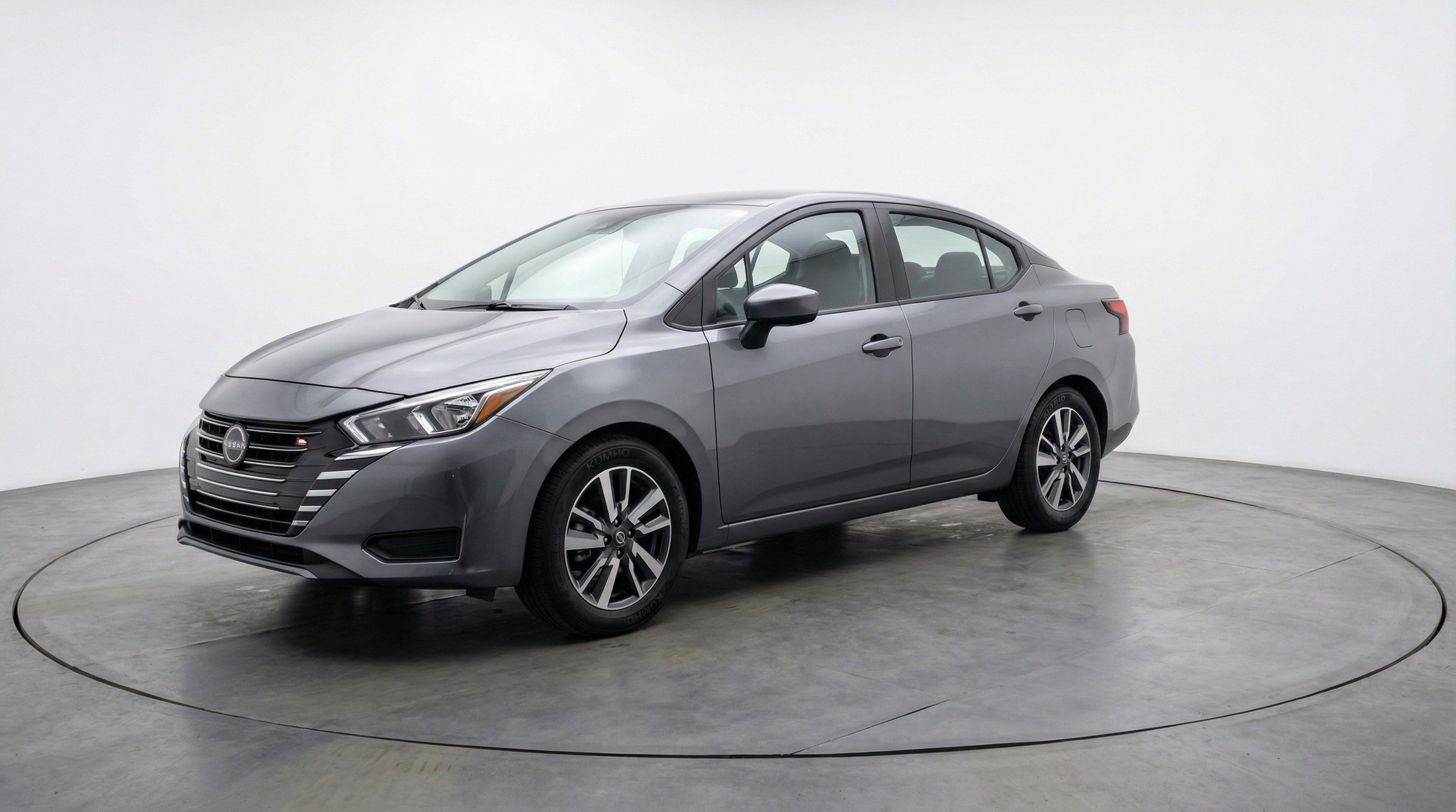 Used 2025 Nissan Versa SV image 3