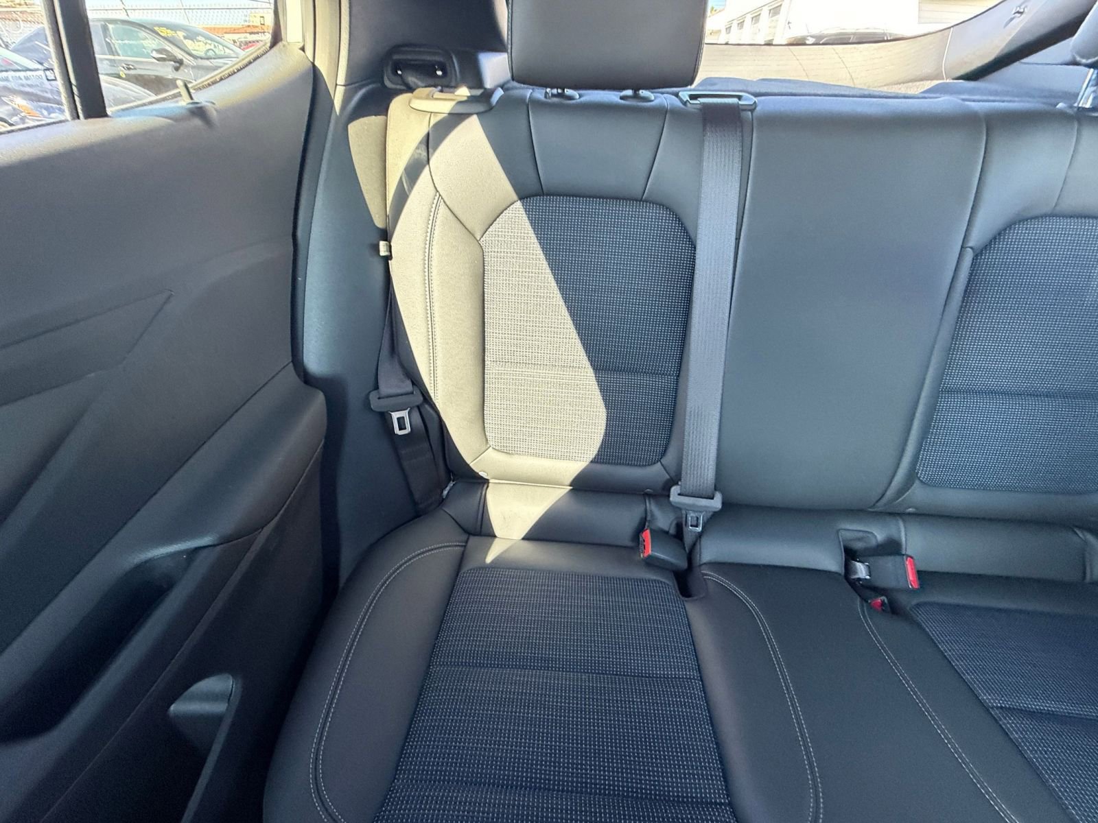 Used 2025 Buick Envista Preferred image 38