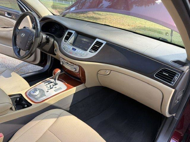Used 2013 Hyundai Genesis 3.8 w/ Premium Pkg RWD image 7