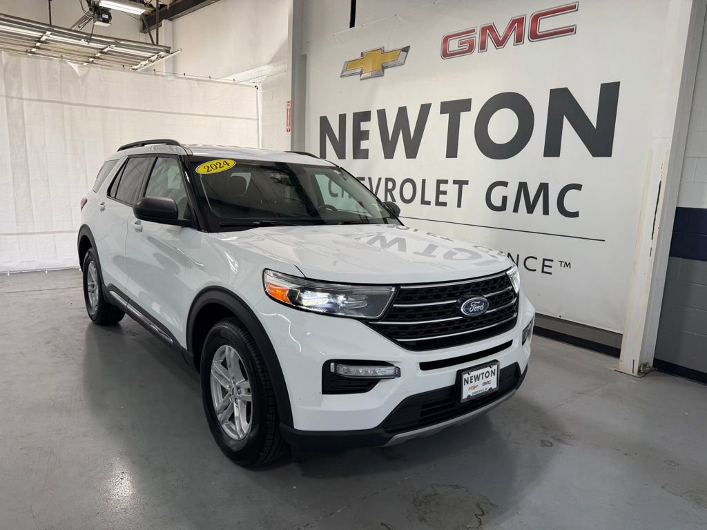 Used 2024 Ford Explorer XLT w/ Equipment Group 202A image 2