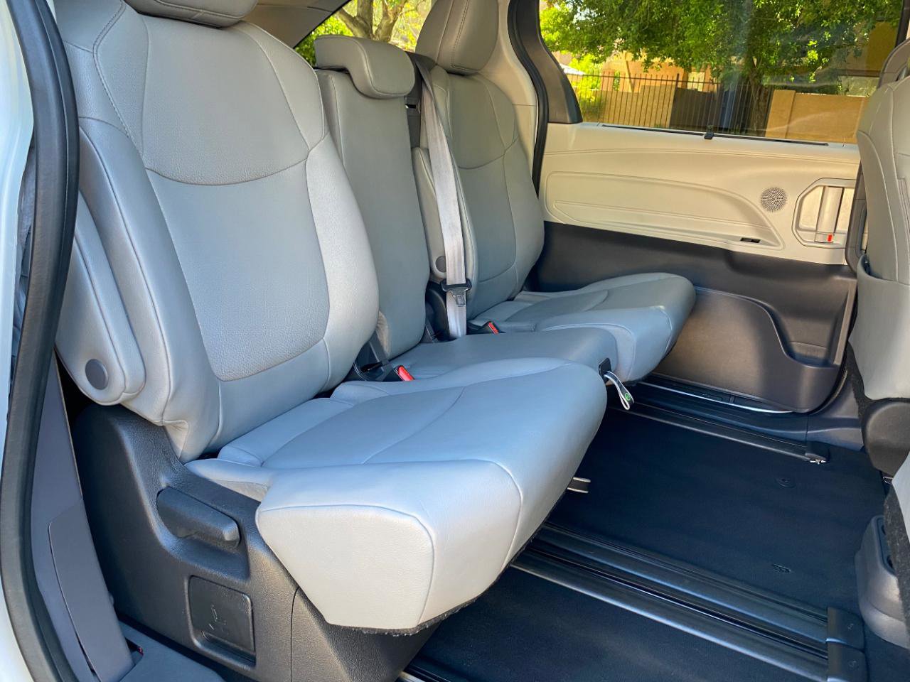 Used 2023 Toyota Sienna XLE FWD image 44