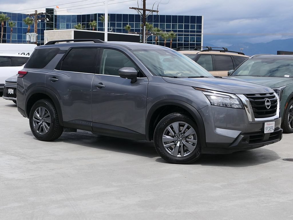 Used 2025 Nissan Pathfinder SV FWD image 1