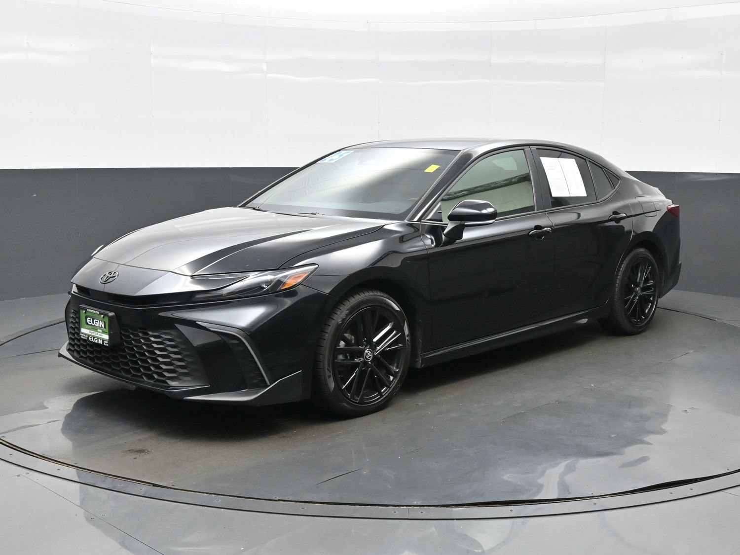 Used 2025 Toyota Camry SE AWD/4WD image 2