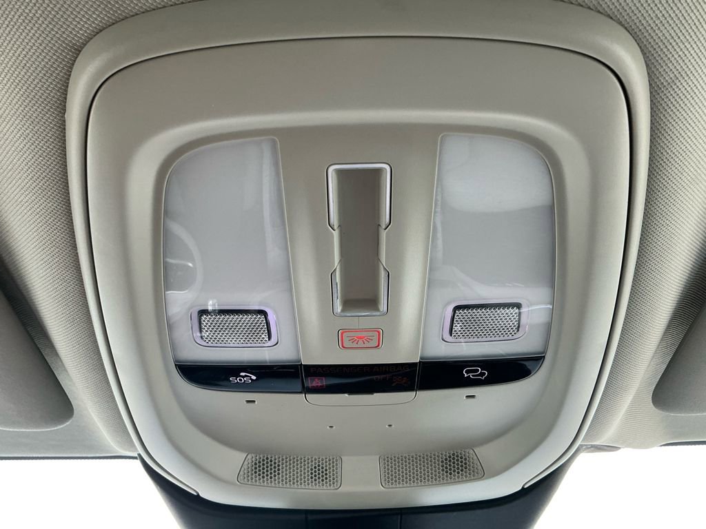 Used 2024 Volvo V60 B5 Cross Country Plus image 24