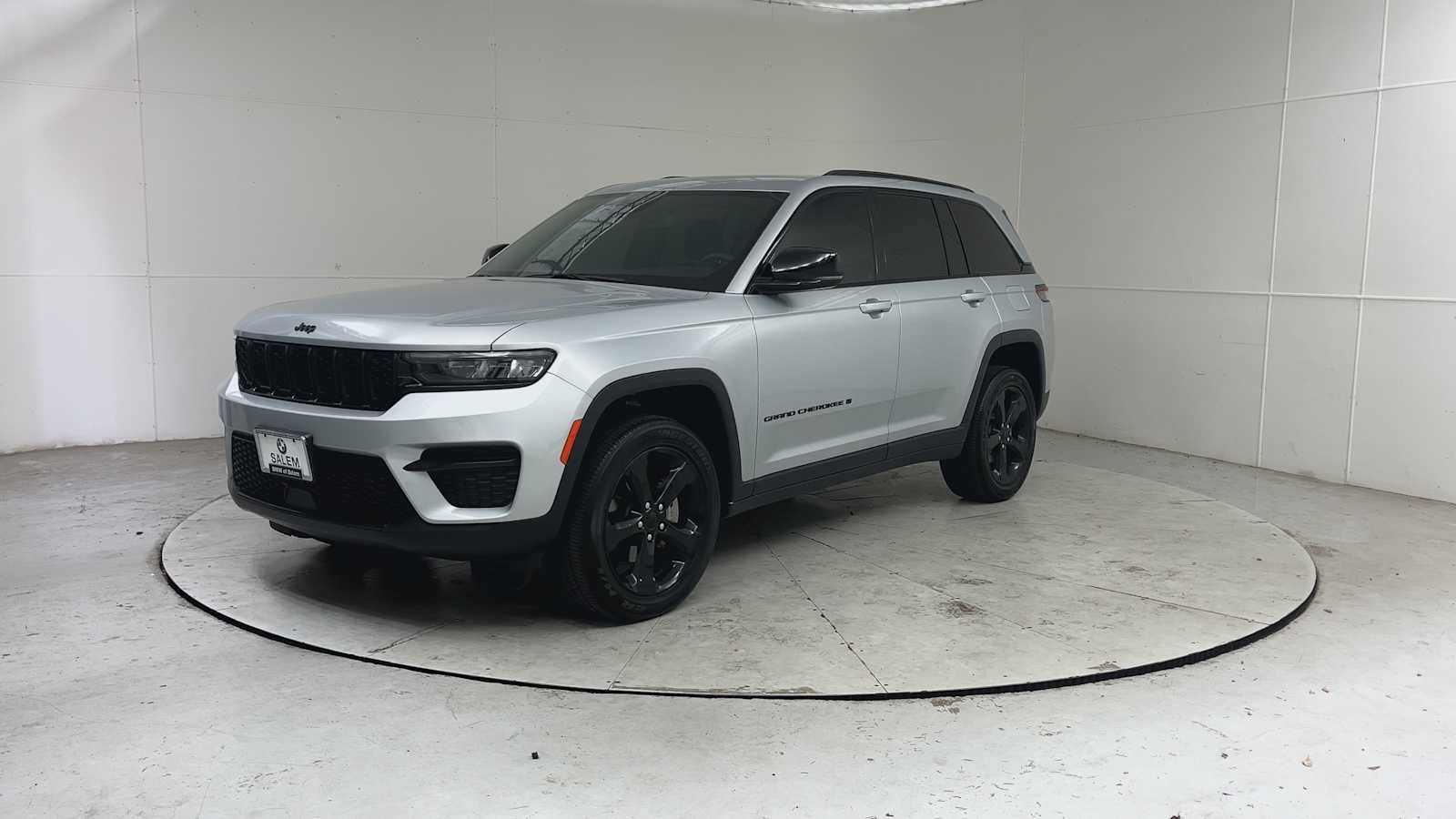 Used 2023 Jeep Grand Cherokee Altitude AWD/4WD image 4