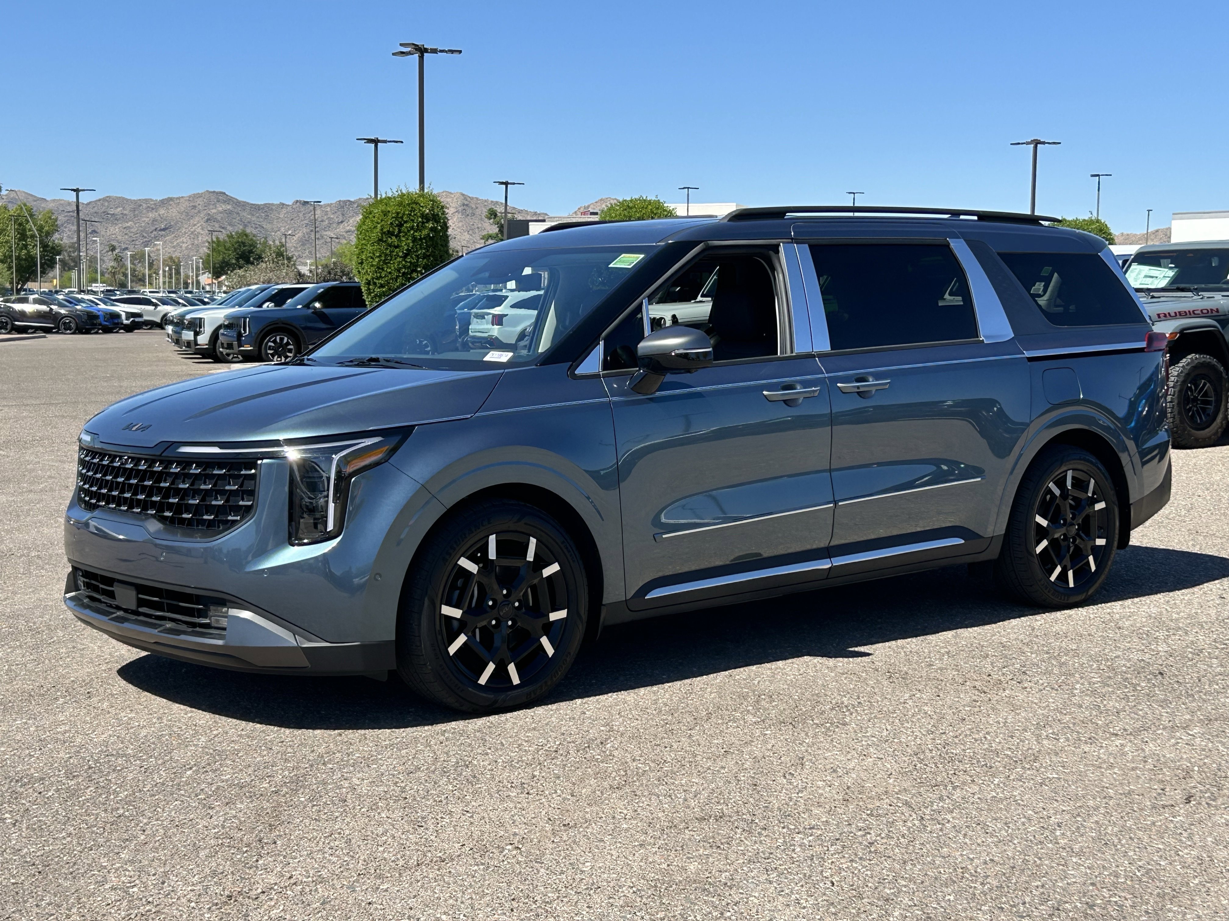 Used 2025 Kia Carnival SX Prestige image 2