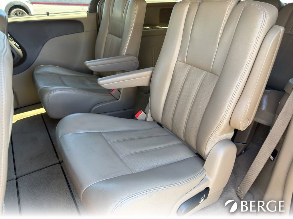 Used 2013 Chrysler Town & Country Touring-L w/ Driver Convenience Group FWD image 25