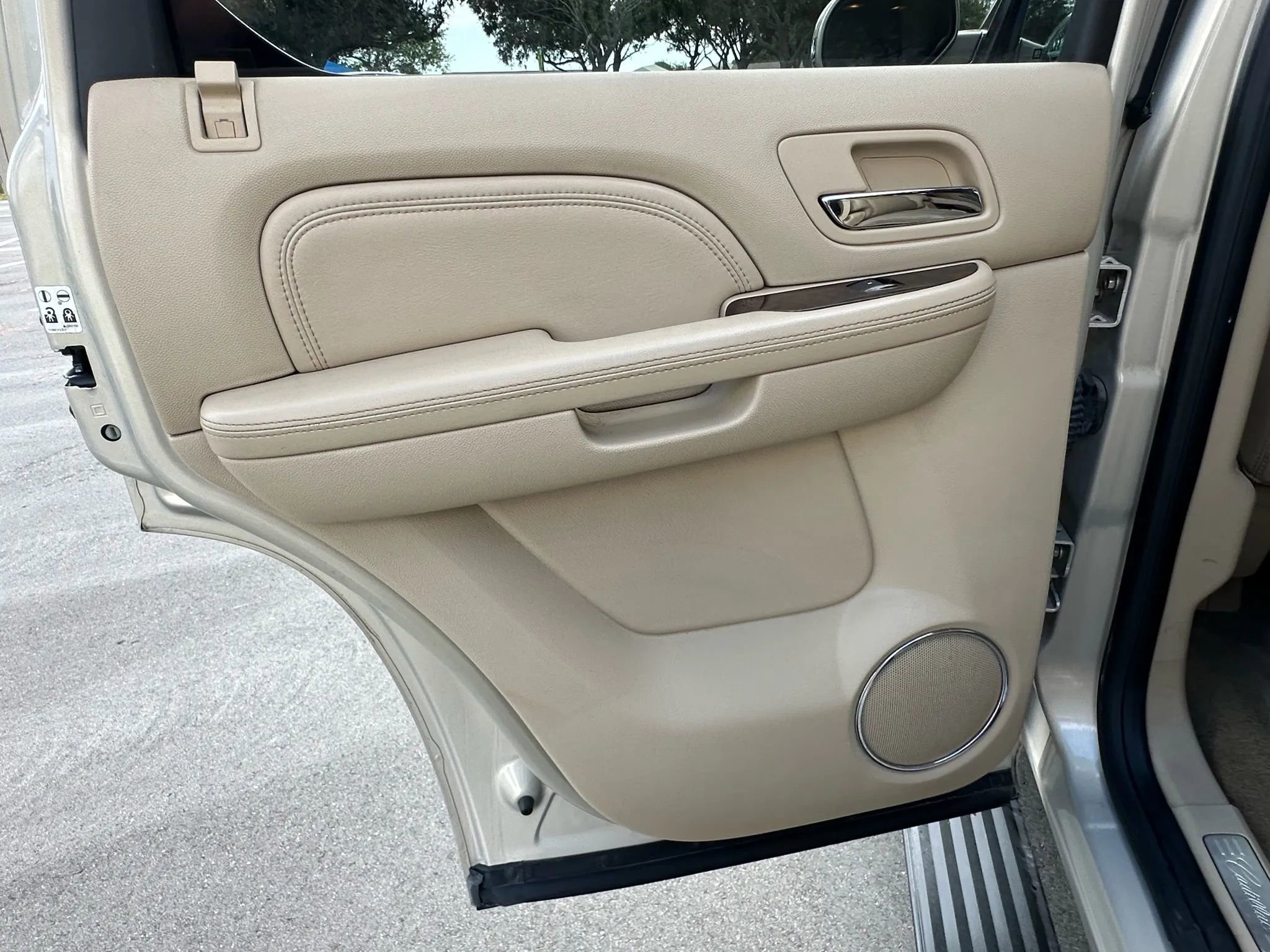 Used 2010 Cadillac Escalade Premium image 32