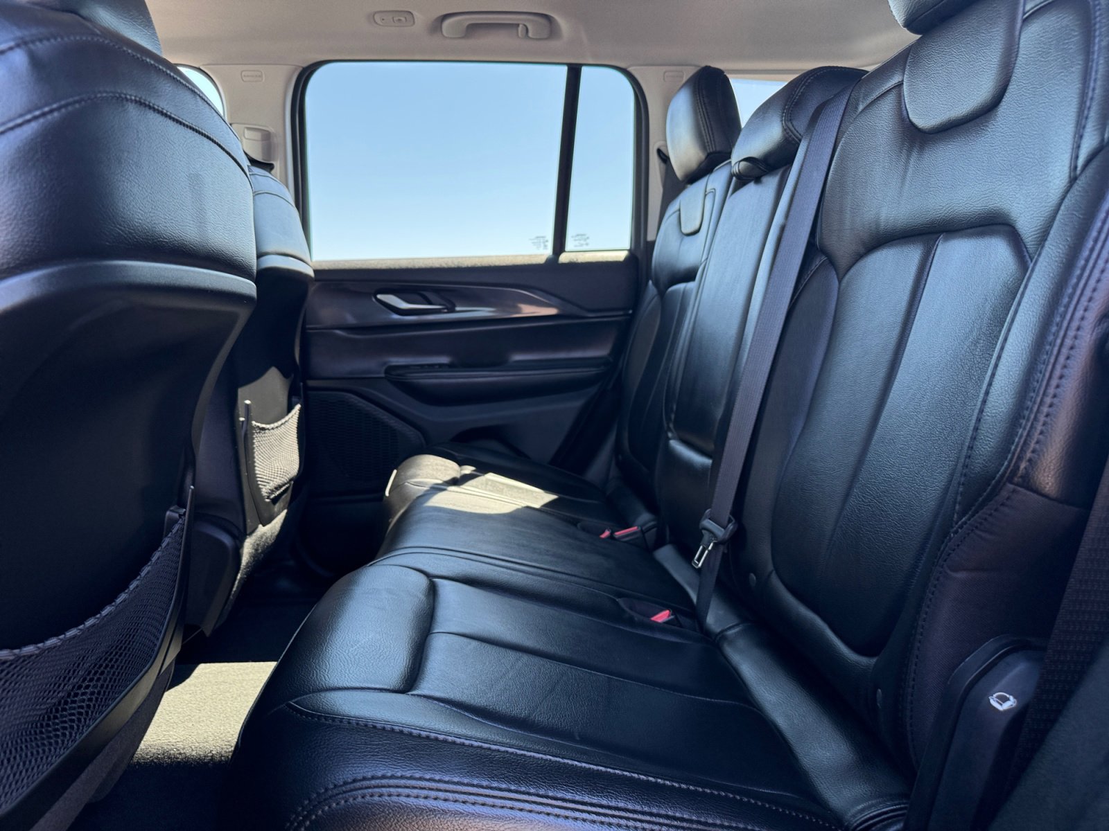 Used 2023 Jeep Grand Cherokee Laredo image 26