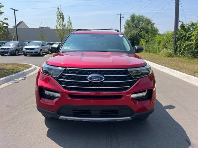 Used 2024 Ford Explorer XLT AWD/4WD image 2