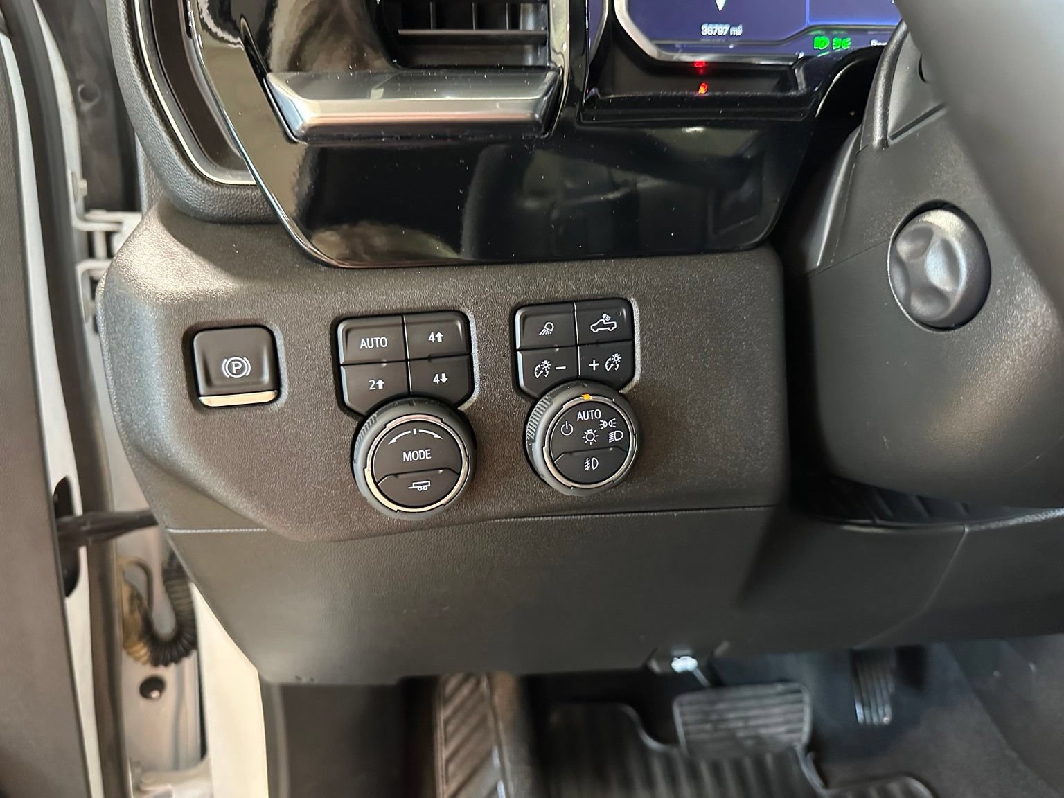 Used 2025 Chevrolet Silverado 1500 LTZ w/ Z71 Off-Road Package AWD/4WD image 22