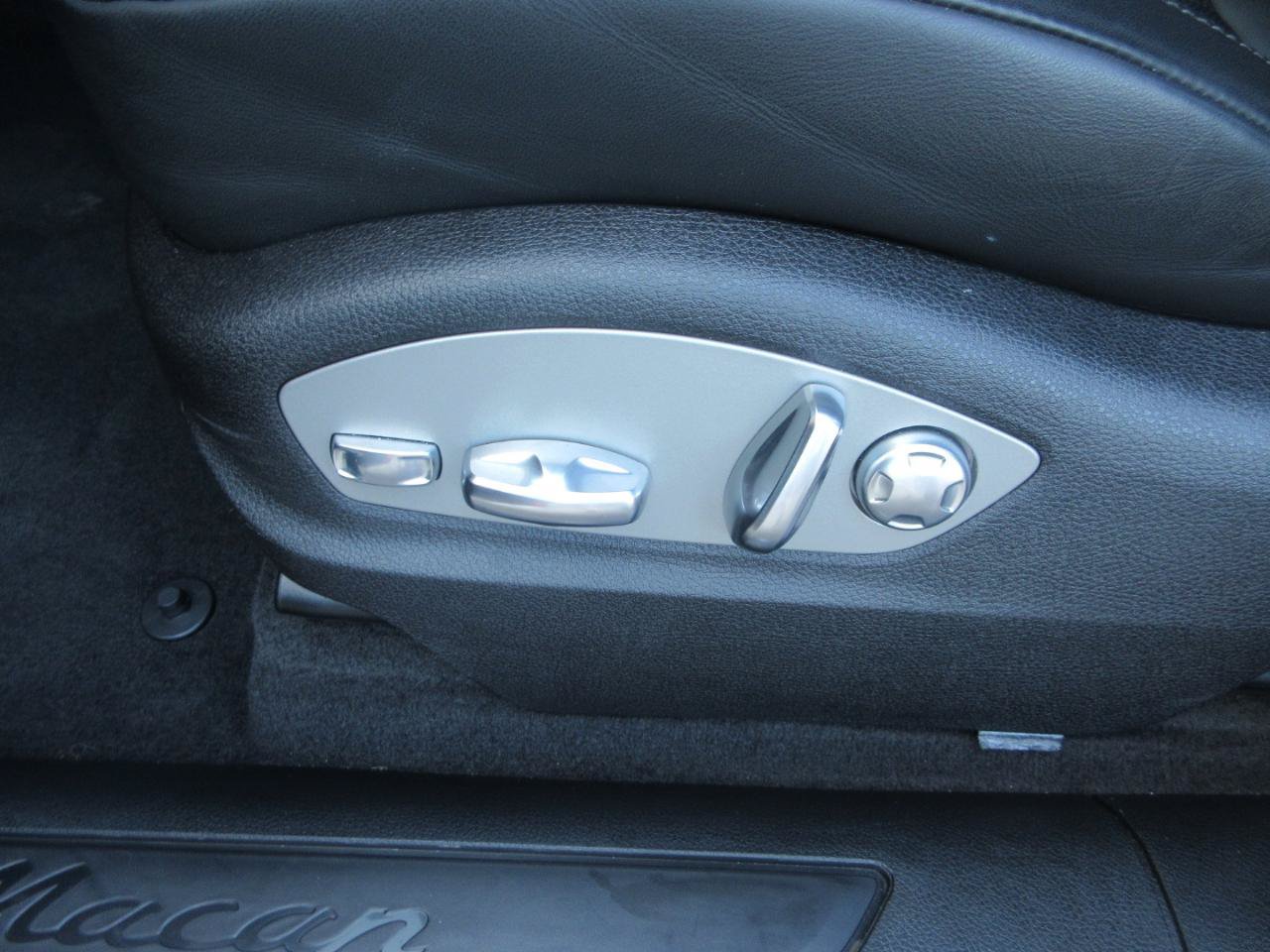 Used 2025 Porsche Macan w/ Premium Package Plus AWD/4WD image 10